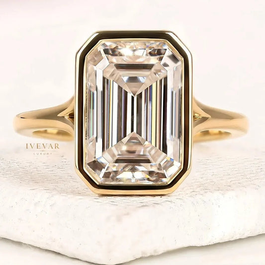 Bezel Setting Emerald Moissanite Diamond Solitaire Engagement Ring