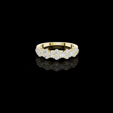 0.93 TCW Elegant Cluster Round Moissanite Diamond Band in Polished Gold